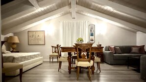 A cozy attic room with a dining table, chairs, a sofa, and a couch. - Villa Abbamer (Grottaferrata)