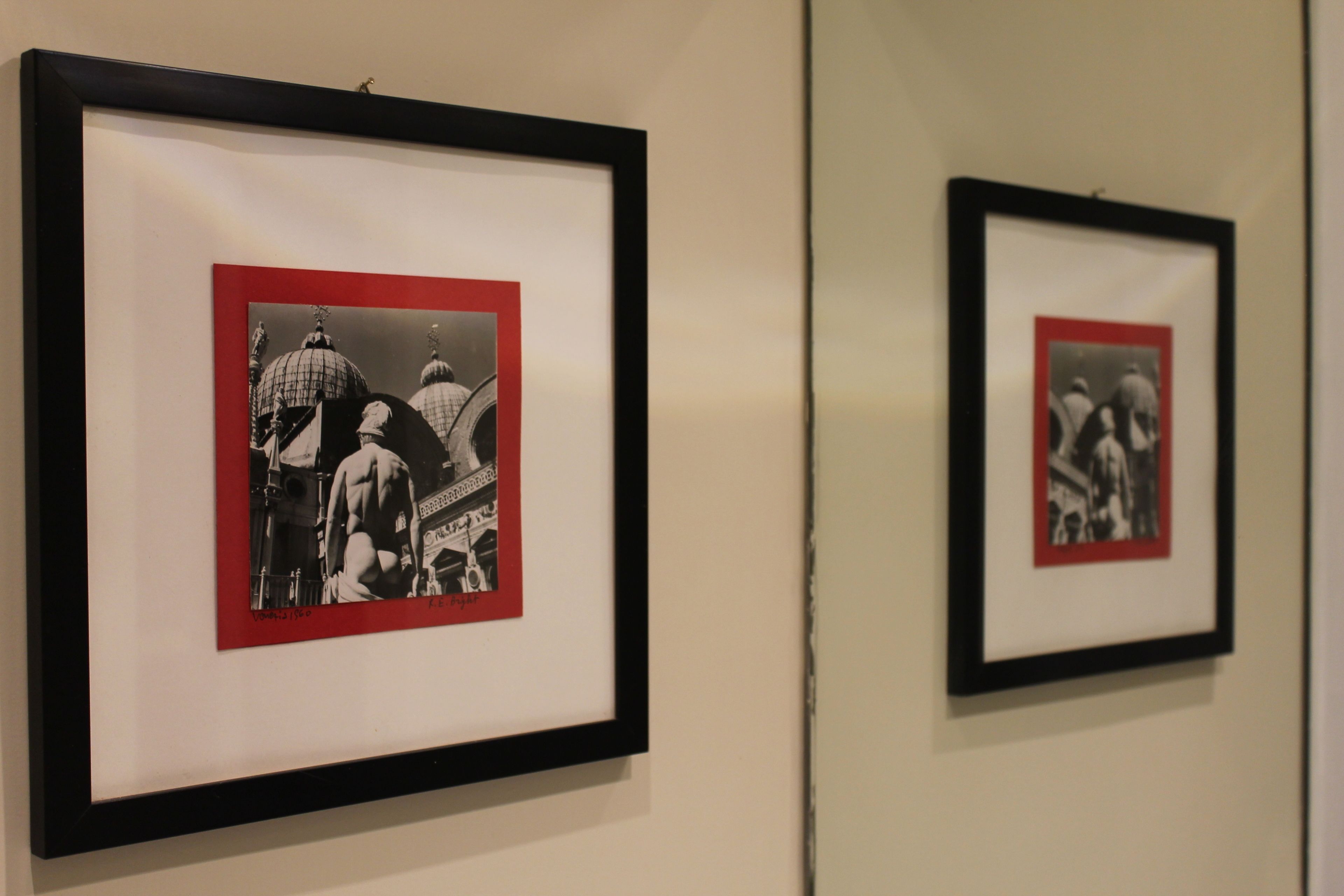 Dos fotografías blanco y negro enmarcadas en una pared.