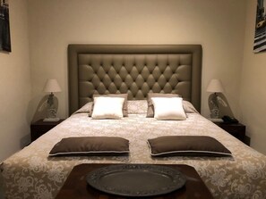 Habitación con 1 cama matrimonial o 2 individuales | Ropa de cama de alta calidad, edredón y camas con efecto memoria 