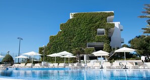 Una piscina cubierta, 3 piscinas al aire libre, sombrillas, tumbonas