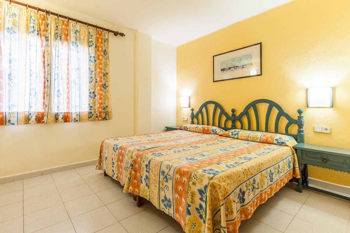 1 bedroom, bed sheets