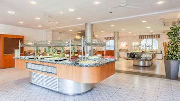 2 restaurants, spécialités Cuisine internationale