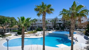 Una piscina cubierta, 3 piscinas al aire libre, sombrillas, tumbonas