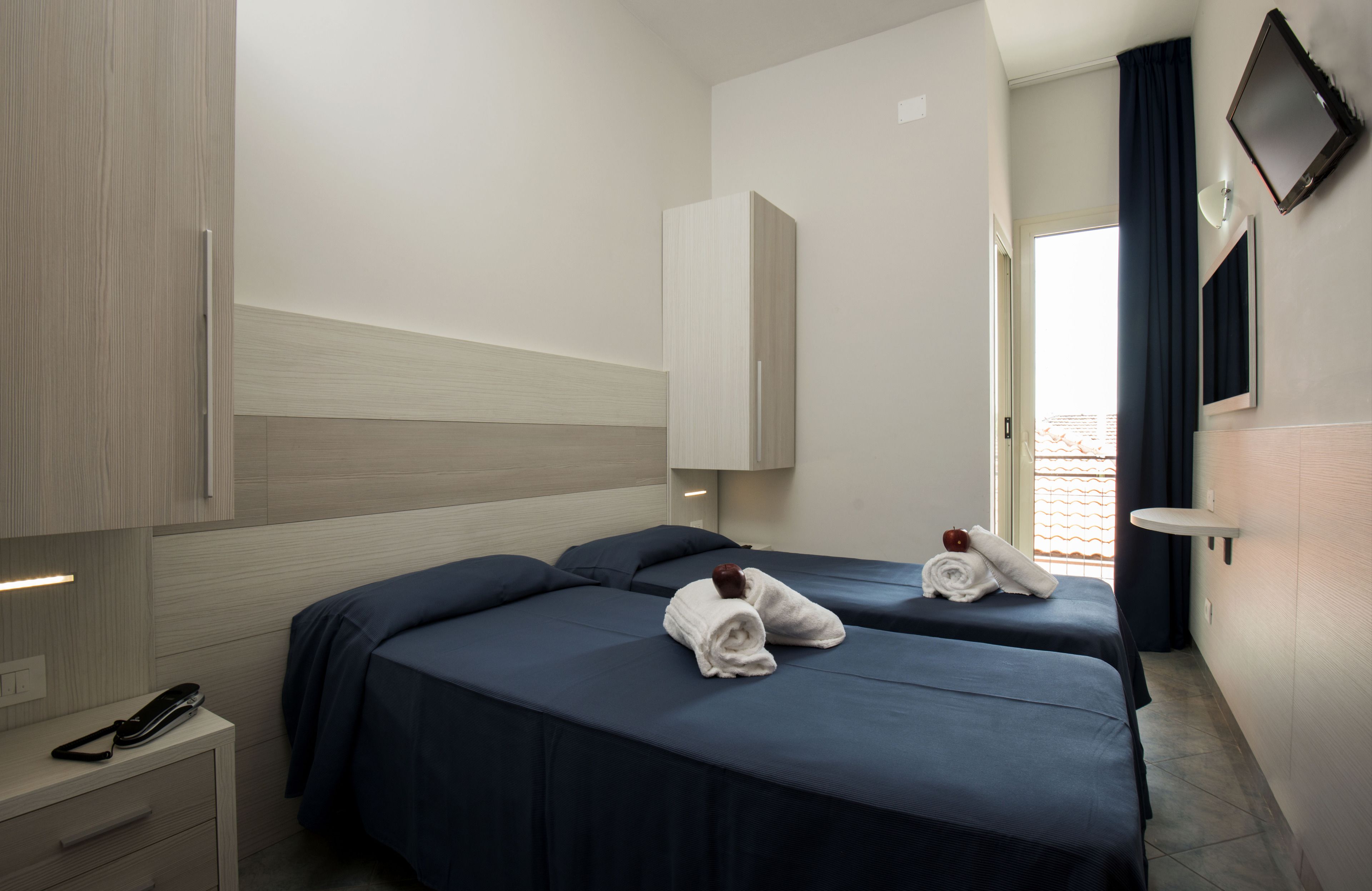 Desk, soundproofing, cribs/infant beds, free WiFi