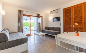 Una televisión de pantalla plana, una mesa de tenis de mesa