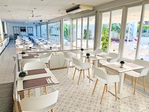 2 restaurantes, se sirven desayunos, comidas y cocina internacional