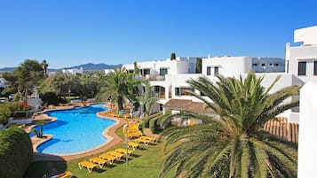 Piscine couverte, parasols de plage, chaises longues