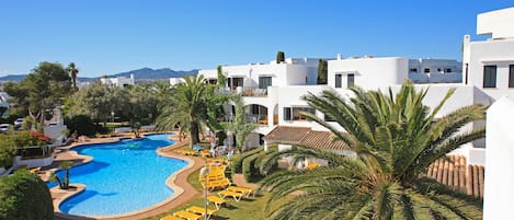 Una piscina cubierta, 3 piscinas al aire libre, sombrillas, tumbonas