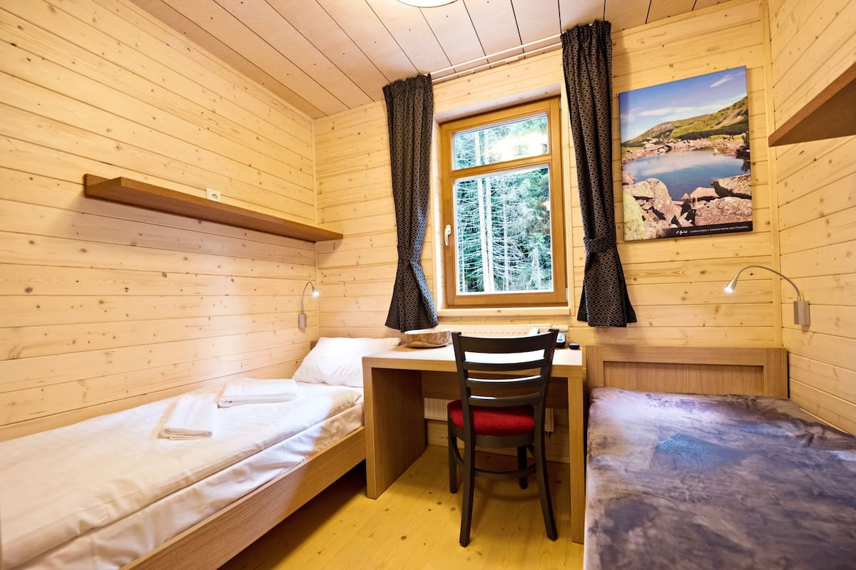 Classic Twin Room, 2 Katil Bujang (Single) | Peti besi dalam bilik, meja, langsir/tirai gelap terus, cadar katil