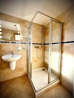 Habitación con 2 camas individuales, 2 camas individuales | Baño | Ducha, artículos de higiene personal gratuitos y secador de pelo