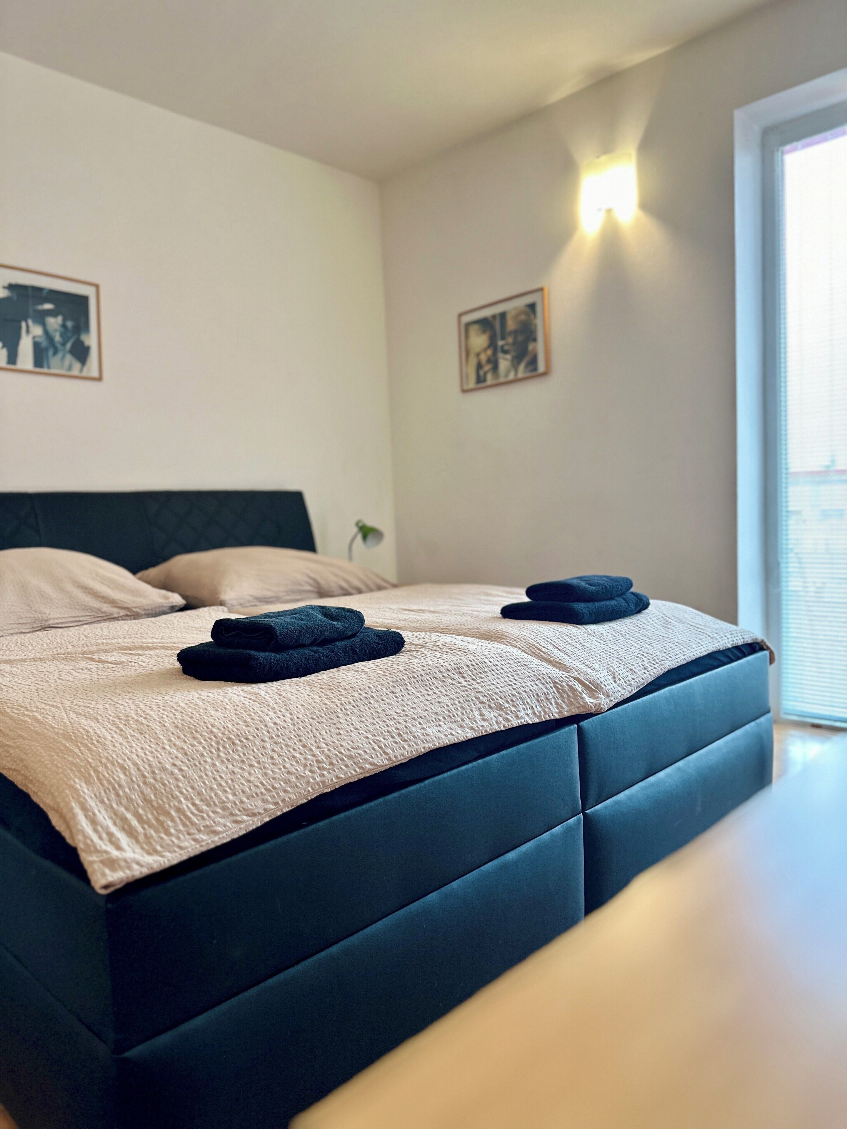 Bureau, espace de travail pour ordinateur portable, Wi-Fi gratuit