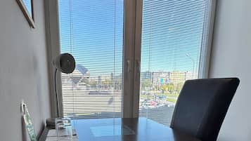 Escritorio, espacio para trabajar con laptop y wifi gratis