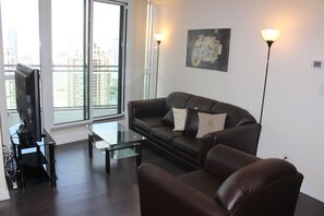 奢華公寓客房, 1 間臥室, 露台, 城市景 | 客廳 | 45 吋電視連有線電視頻道