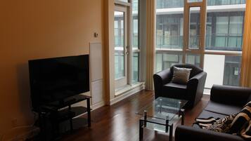 Luxury-Apartment, 1 Schlafzimmer, Balkon, Stadtblick | Wohnzimmer | 45-Zoll-Fernseher mit Kabelempfang