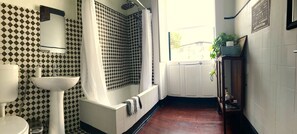 Free toiletries, towels - 109 Funchal Hostel (Funchal)
