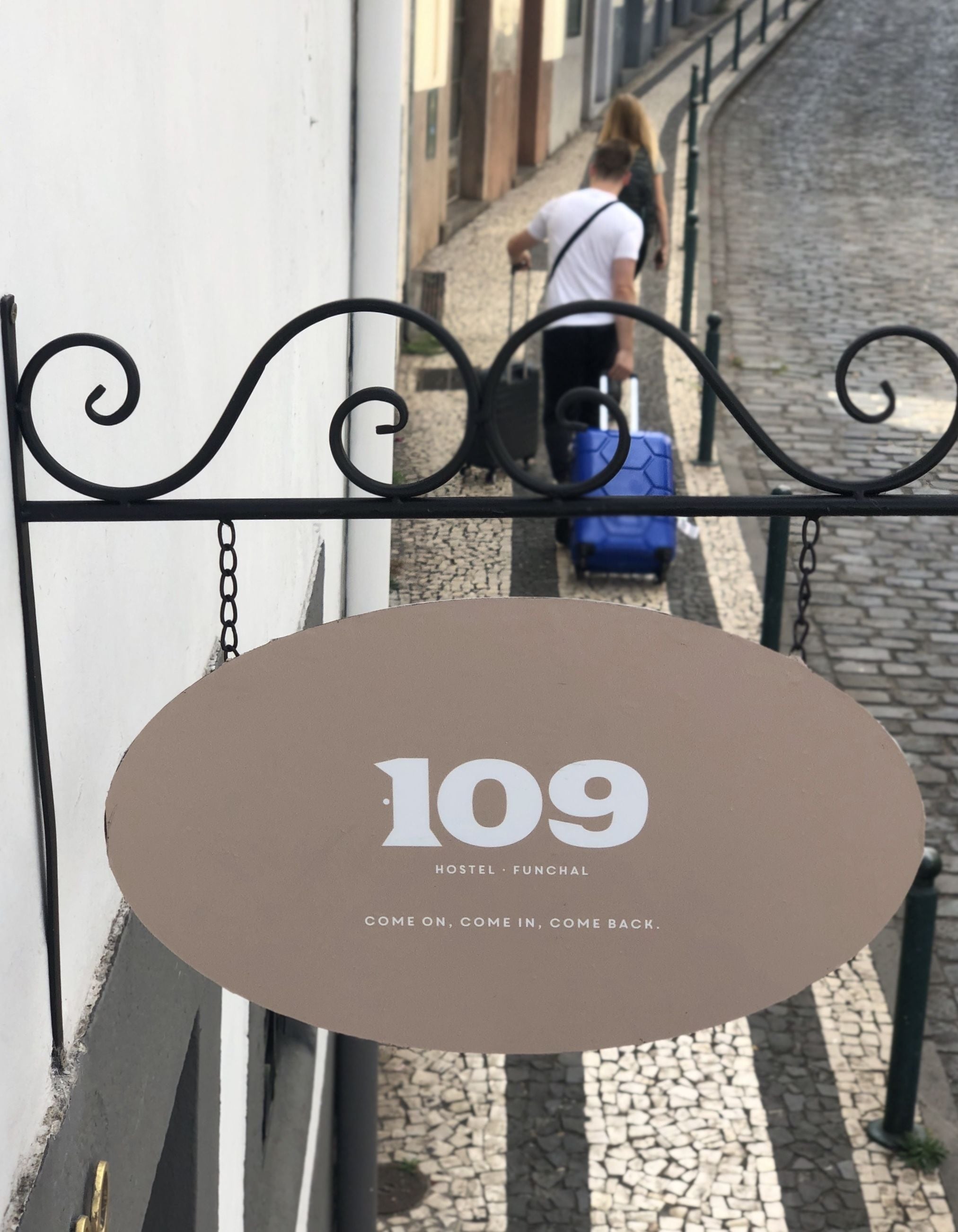 A sign with the number 109 and text indicating it's a hostel and funchahal.