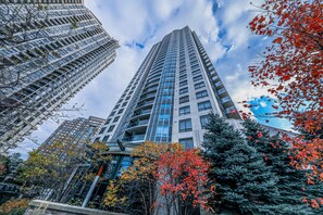 Exterior detail - Lake View Luxury Condo by Elite Suites (Mississauga)