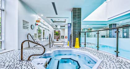 Lake View Luxury Condo by Elite Suites