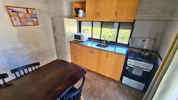 Bungalow, 1 habitación | Cocina privada | Frigorífico grande, microondas, horno y placa de cocina