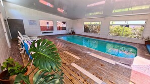 Una piscina techada, una piscina al aire libre