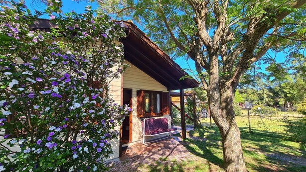 Une maison avec une véranda et une balançoire.