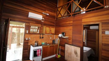 小屋 (Upper floor) | 私人厨房 | 大冰箱、微波炉、烤箱、炉灶