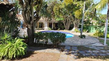 Piscina externa, espreguiçadeiras