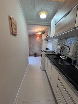 Luxury House, 2 Bedrooms, Garden View (4 people) | Private kitchen | Fridge, microwave, oven, stovetop - Casa em Geribá com 2 quartos – acomoda 6 pessoas – Armação dos Búzios (Búzios)