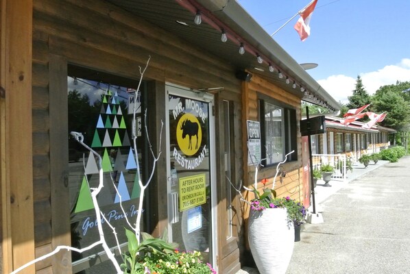 واجهة المنشأة - في المساء/الليل