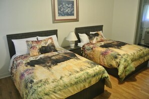 Standard Quadruple Room, 2 Double Beds | Free WiFi, bed sheets - Gold Pine Inn Motel (Gravenhurst)