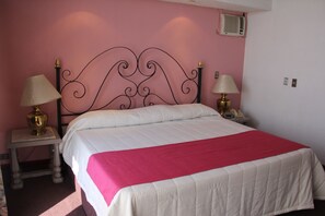 Habitació estàndard, 1 llit de matrimoni gran | Caixa forta a l'habitació i wifi gratuïta 