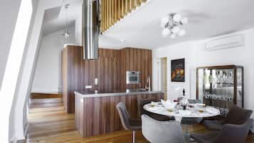 Penthouse Apartment, 2 Bedrooms | Wohnbereich | 28-Zoll-Flachbildfernseher mit Satellitenempfang, Fernseher