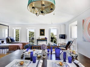 Apartamento Premium, 1 habitación | Sala de estar | Televisión de pantalla plana de 28 pulgadas con canales por satélite