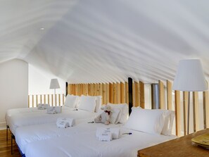 Penthouse Apartment, 2 Bedrooms | Ropa de cama de alta calidad y caja de seguridad en la habitación 