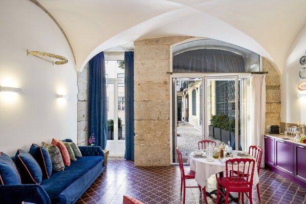 Studio | Living room | 28-inch flat-screen TV with satellite channels, TV, toys - Residentas Apostolos (Lisbon)