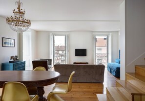 Duplex, 2 Bedroom Apartment with Balcony | Oppholdsområde | En 28-tommers Flatskjerm-TV med Parabol-TV samt TV og leker