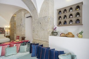 Studio | Living room | 28-inch flat-screen TV with satellite channels, TV, toys - Residentas Apostolos (Lisbon)