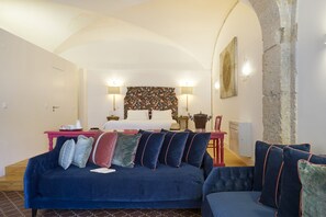 Studio | Oppholdsrom | En 28-tommers Flatskjerm-TV med Parabol-TV samt TV og leker