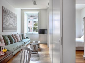 Deluxe apartman, 1 hálószobával | Nappali | Síkképernyős tévé és gyerekjátékok