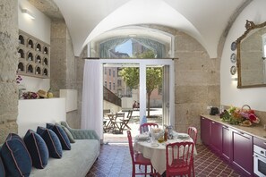 Studio | Oppholdsrom | En 28-tommers Flatskjerm-TV med Parabol-TV samt TV og leker