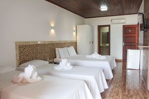 Quarto Superior | Minibar, blackout drapes, iron/ironing board, bed sheets