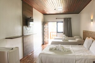 Minibar, cortinas blackout y tabla de planchar con plancha 