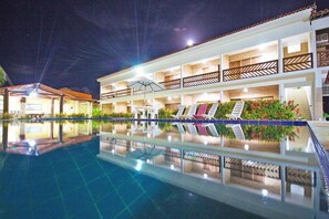 Outdoor pool, sun loungers - Pousada Coqueiro Verde (Japaratinga)