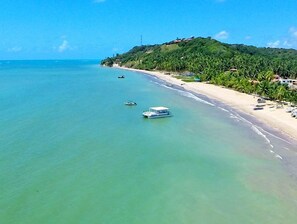 On the beach, white sand, sun loungers, beach umbrellas - Pousada Coqueiro Verde (Japaratinga)