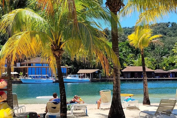 Einkaströnd, hvítur sandur, sólbekkir, strandhandklæði