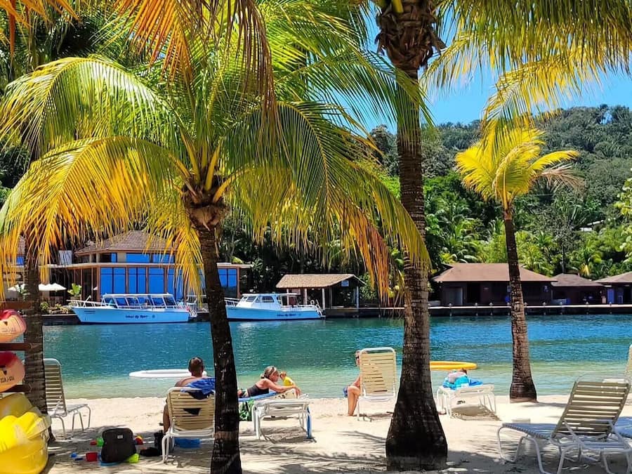 Private beach, white sand, sun loungers, beach towels