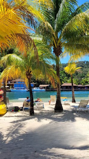 Yksityinen ranta, valkoista hiekkaa, aurinkotuoleja, rantapyyhkeitä