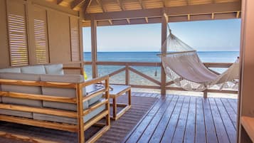 Quarto superluxo, 1 cama King, vista para o oceano, de frente para o oceano | Terraço/pátio