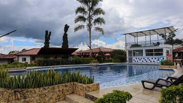 Piscine extérieure, parasols de plage, chaises longues