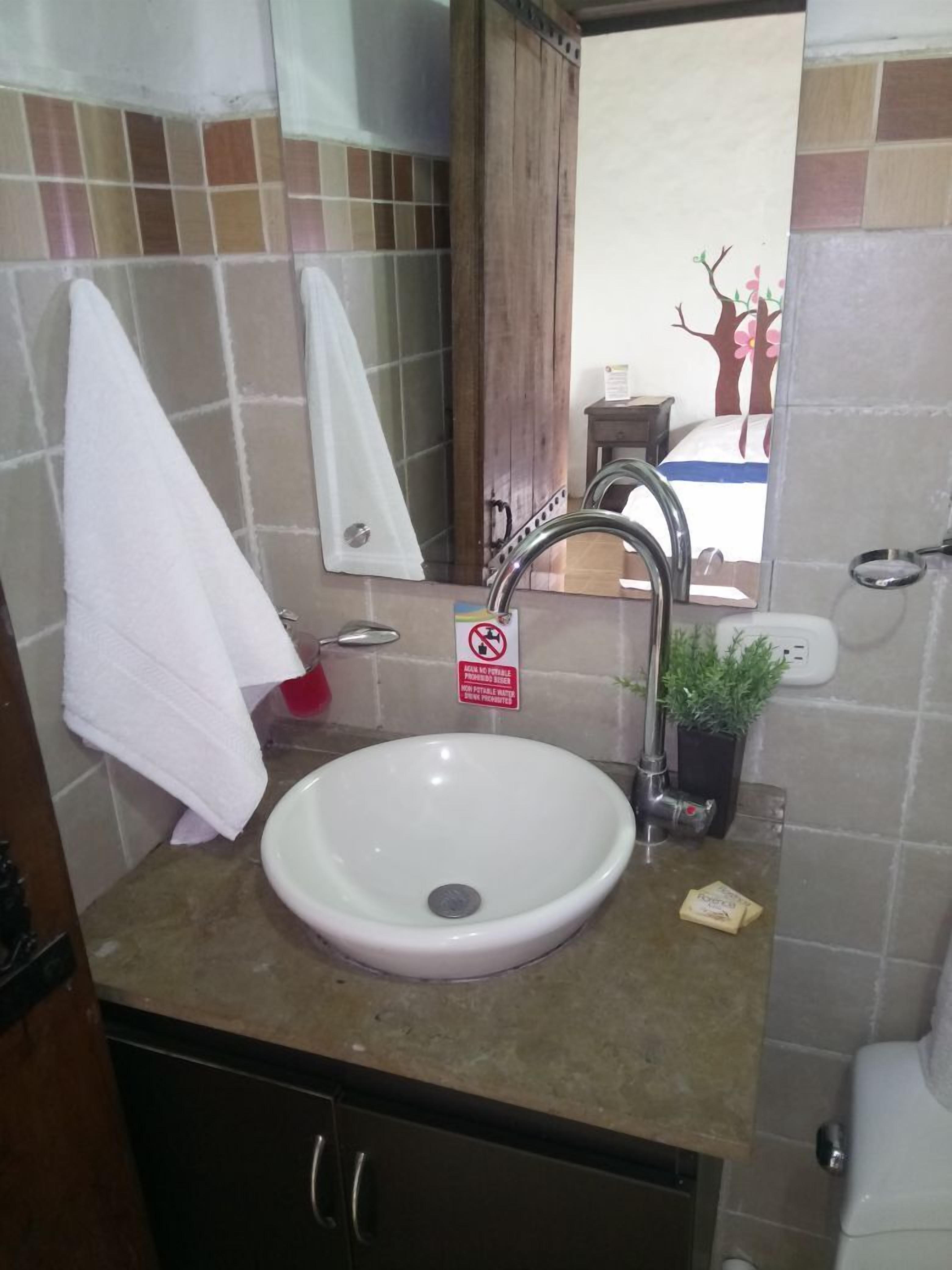 standard double room, 1 double bed | bathroom sink